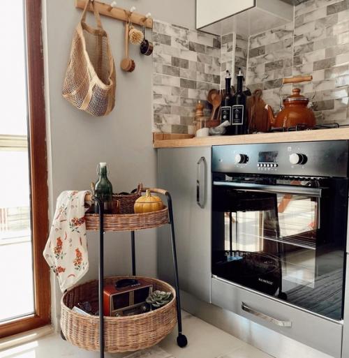 Детали уютного и светлого дома с большим количеством дерева в интерьере. 03