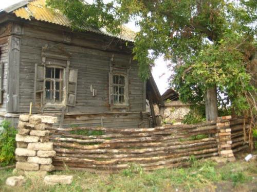 На севере саратовской области в 2009 году был обнаружен крестьянский дом с расписным интерьером, датированным 1910-ми годами. 08