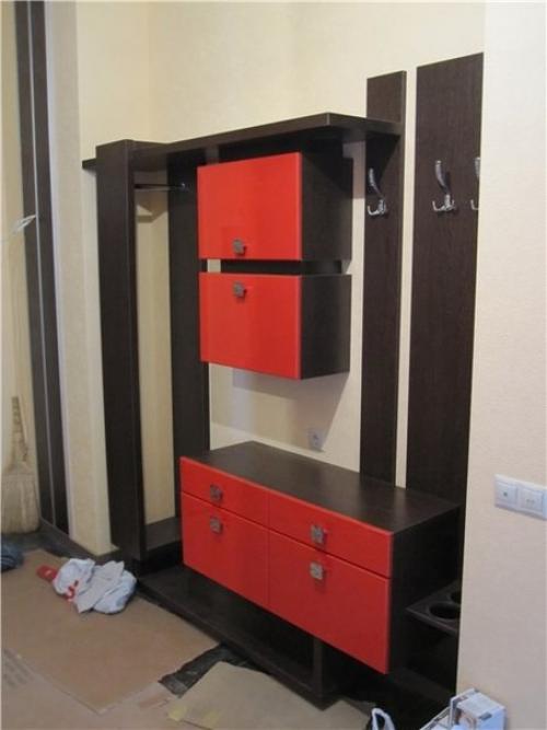 Красный цвет создает эффект утяжеления и увеличения в ширину вашей мебели. 06