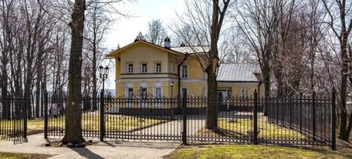 Дом Милютина построен во второй половине XIX столетия на высоком холме, выходившем к берегу ягорбы, у въезда в город. 05