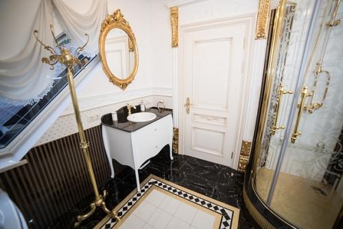 Чёрно-белое.  Мы представляем вашему вниманию маленькую ванную комнату в мансарде под скосом крыши. 02