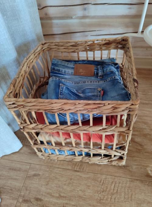 Где хранить одежду, которую в шкаф с чистой уже не положишь, а в стирку отправлять рано? 02