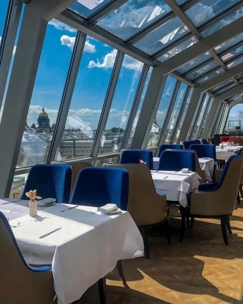 Панорамный ресторан, из которого видно главные достопримечательности Петербурга. 01