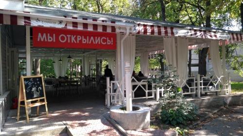 В Бежицком парке Пушкина кафе открылось. 02