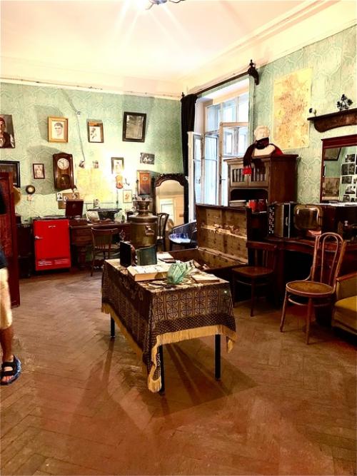 Всегда было интересно увидеть Петербург изнутри, узнать, что скрывается за стенами красивых домов. 04