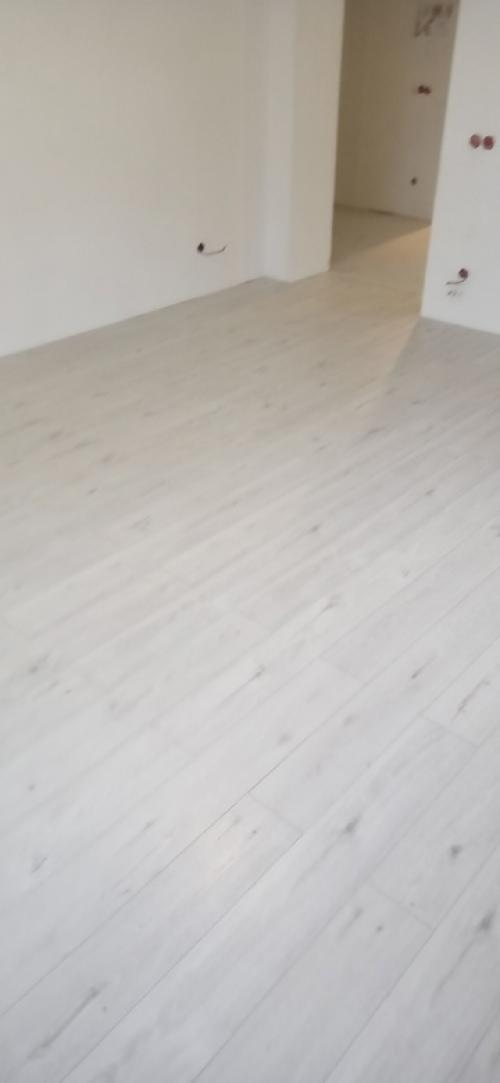 Укладка ламината и кварцвинила в любом направлении может проводиться по разным схемам. 06