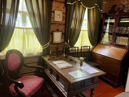 Суворова люблю почти как родного, как Пушкина, например. 01