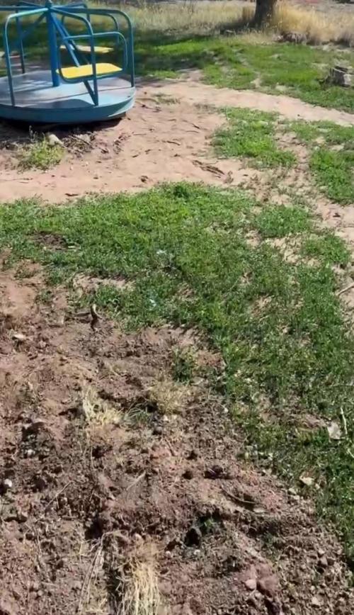 Бизнесмен за свои деньги построил в родном селе детскую площадку и установил уличные тренажёры. 03