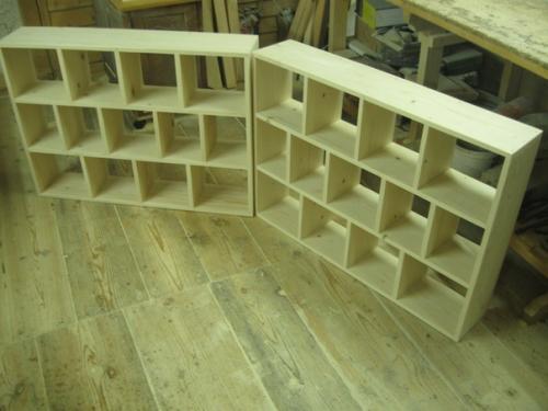 Полки из дерева прекрасным атрибутом в каждом доме являются. 02