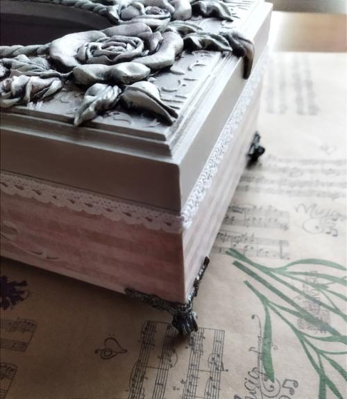 Лето - это.   Шкатулка - салфетница с розами - это про лето, про его неспешность, тепло и щедрое цветение. 02