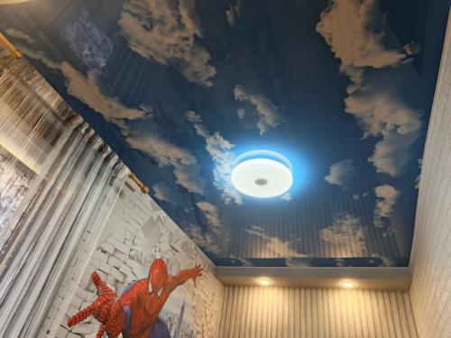 Натяжной потолок с облаками - это стильный и оригинальный элемент интерьера. 01