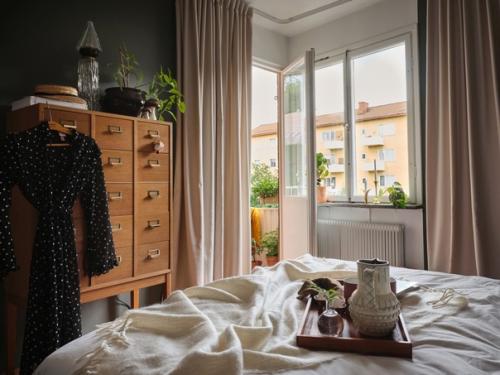 Желтая кухня, темно-серая спальня и уютный балкон: в этой двухкомнатной квартире 55 кв. 01