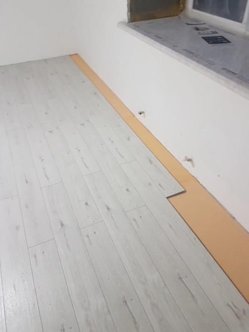 Укладка ламината и кварцвинила в любом направлении может проводиться по разным схемам. 03