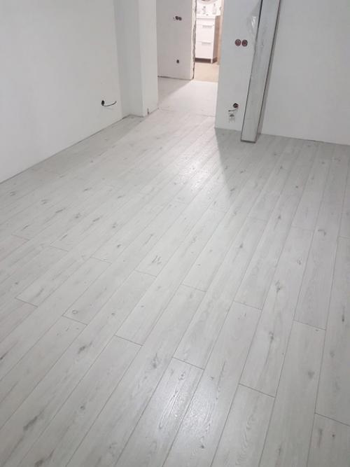 Укладка ламината и кварцвинила в любом направлении может проводиться по разным схемам. 04