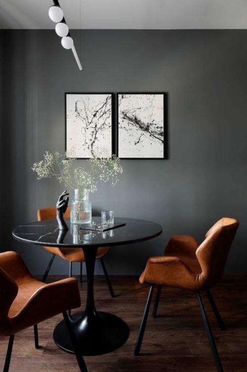 Интерьер студии в темных тонах, с яркими цветовыми акцентами. 01