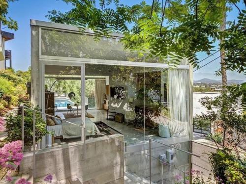 Дом художника шепарда фейри в Лос-анджелесе - это пример того, как архитектура и природа могут сосуществовать в гармонии. 01