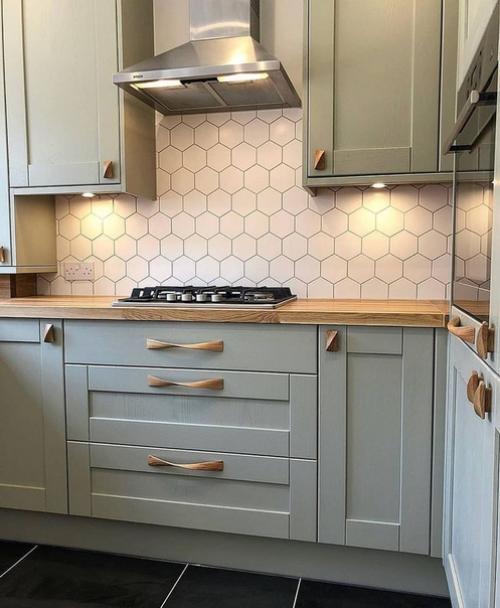 Компактная кухня в спокойной цветовой гамме. 01