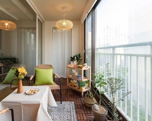 Сделали вот такой вот балкончик, учились на дизайнеров, по сути наш первый проект. 03