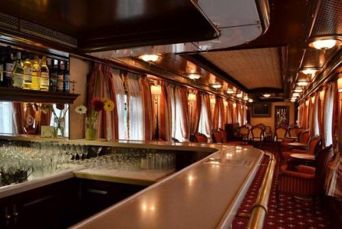 РЖД запустили поезд с императорскими интерьерами. 04