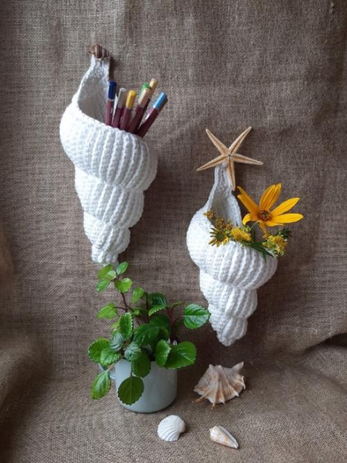 Некоторое время назад в мире вязального рукоделия прошёл бум по интерьерным ракушкам. 02