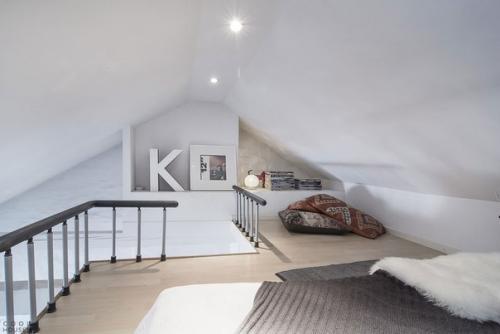 Современная мансардная квартира в скандинавском стиле расположена в Стокгольме, Швеция. 05