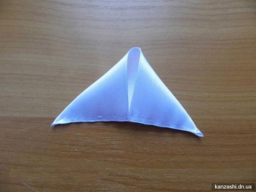 Каллы канзаши. В современном интерьере квартиры часто используют искусственные цветы, которые отличаются натуралистичностью и неприхотливостью. 03