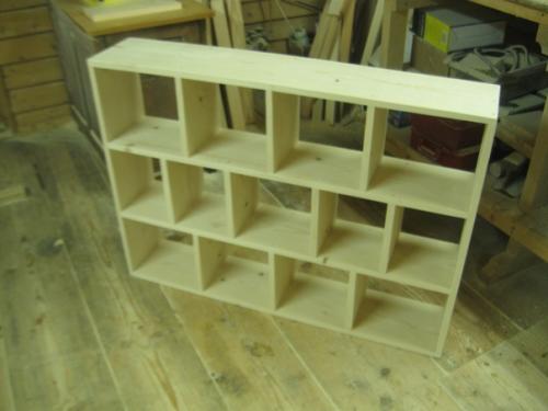 Полки из дерева прекрасным атрибутом в каждом доме являются. 03