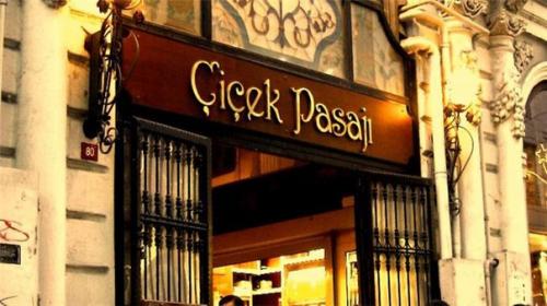 Интересно.  Почти каждый второй турист Стамбула знает район бейоглу. 02