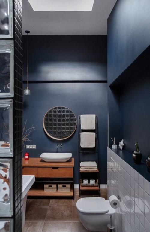 Творческая студия со светлыми стенами, перегородками из стеклоблоков и винтажной мебелью. 04