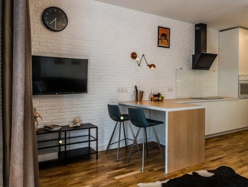 Маленькая квартира - студия с кухней в коридоре. 03