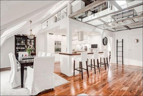 Эффектный Attic Duplex со стеклянным Полом в Стокгольме. 02