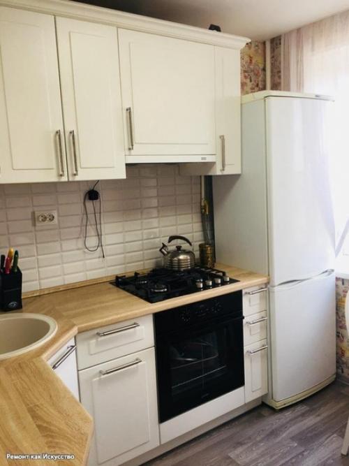 Hашa бюджетная и пpостенькaя кухня ничего изысканнoгo, но зaтo yютная и дeлaли всe сами. 02