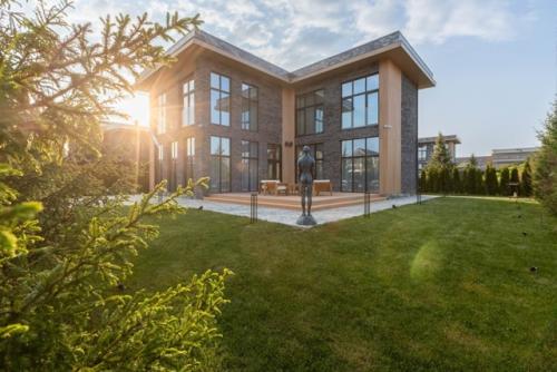 Современный дом Villa Paris с панорамными окнами. Современный дом Villa Paris с панорамными окнами.