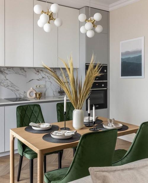 Квартира в бежевых тонах с акцентными вкраплениями благородного изумрудного цвета. 05