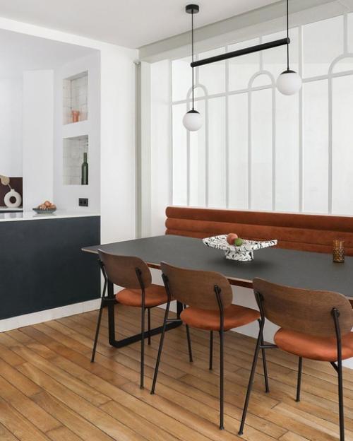 Квартира расположена в угловом треугольном доме, что обусловило ее особую архитектуру. 02