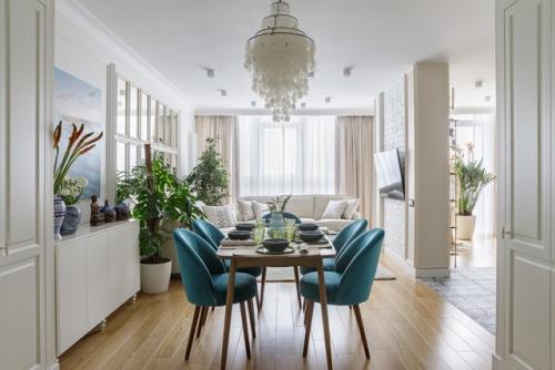 Идеальный интерьер для отдыха с подвесными креслами и джунглями в спальне. 01