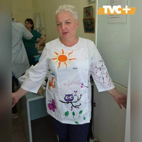 В ярославской областной детской больнице врачи получили халаты с рисунками маленьких пациентов. 04