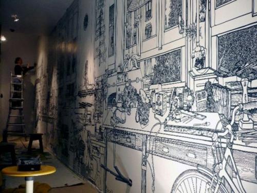 Charlotte Mann разрисовывает интерьеры домов и квартир черным маркером.