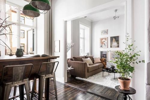 Кирпич, грубое дерево и спальня на антресоли: интересная небольшая квартира в Швеции (35 кв. 01