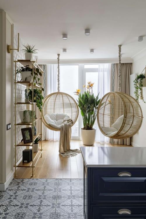 Идеальный интерьер для отдыха с подвесными креслами и джунглями в спальне. 02