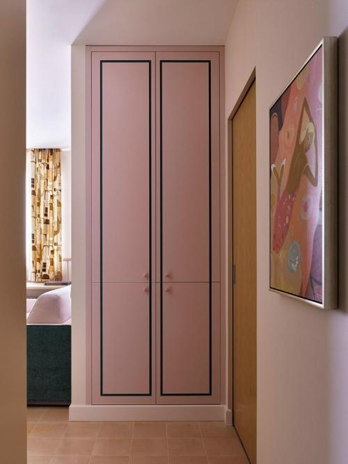 Нежный интерьер для девушки - студентки был создан с вдохновением от моря. 04