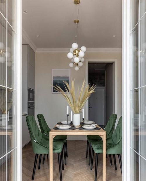 Квартира в бежевых тонах с акцентными вкраплениями благородного изумрудного цвета. 07