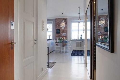 В этой чудесной однокомнатной квартире в Швеции настолько просторно, что даже как-то сложно поверить в общую ее площадь - всего 35 кв. 05