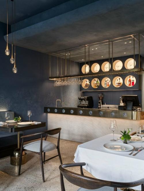 Этнические мотивы и минимализм объединились в интерьере ресторана татарской кухни в Казани. 03