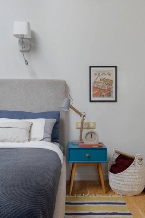 Творческая студия со светлыми стенами, перегородками из стеклоблоков и винтажной мебелью. 03