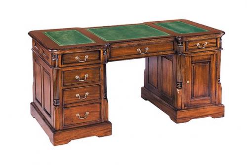 При выборе мебели для кабинета дома, самым важным элементом является письменный стол из массива. 02