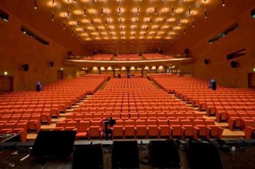 Менее очевидный переход можно наблюдать в конференц - центре The Cloud в Риме. 07