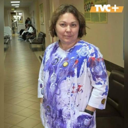 В ярославской областной детской больнице врачи получили халаты с рисунками маленьких пациентов. 03