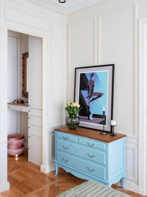 Заказчица хотела создать интерьер с историей и особенно просила найти место для семейных реликвий: люстры Невеста и советского бра. 06