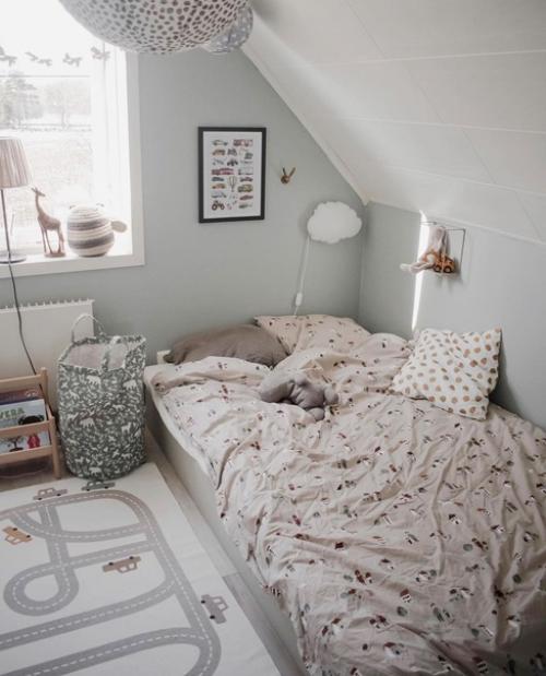 Как же нам нравится серо - бежевая нежность этого интерьера, разбавленная светлым оттенком дерева. 07